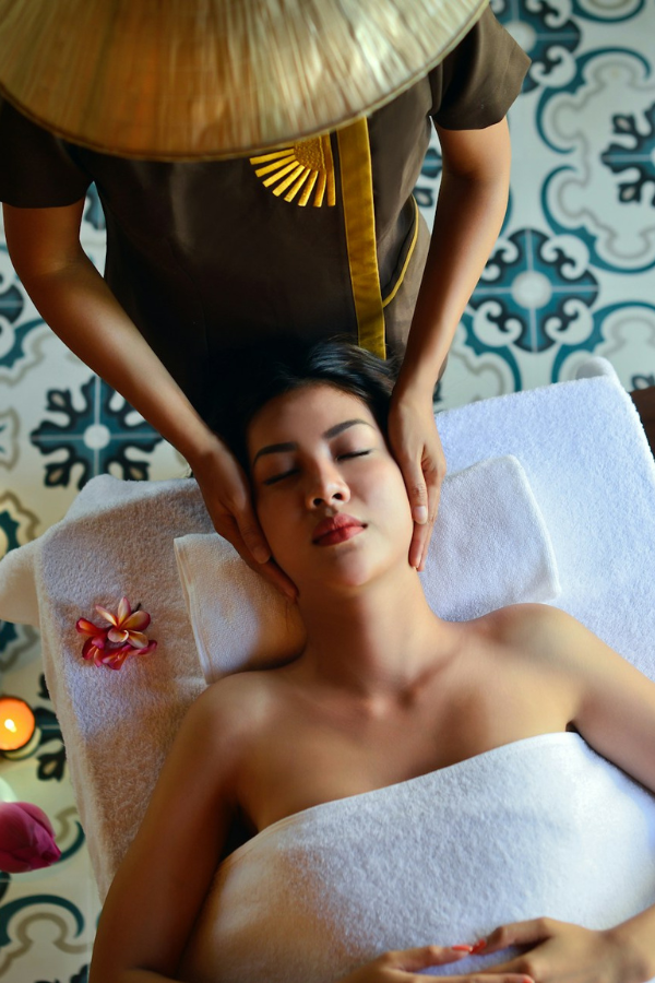 Aromatherapy massage with essential oils in Dum Dum